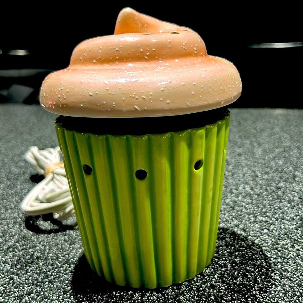 Scentsy retired cupcake mid size warmer